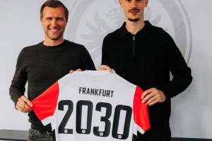 不去药厂&amp;多特！官方：28岁中卫罗宾-科赫和法兰克福续约至2030年