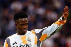 续约停摆！维尼修斯皇马地位堪忧，出售套现2亿欧能否解财政难题？