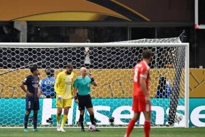 拜仁多人被罚两名，主帅孔帕尼遭质疑球迷呼唤下课